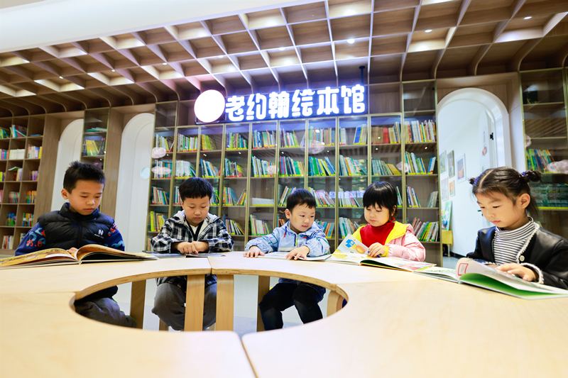 11月6日，孩子們圍在一起閱讀繪本。(3152226)-20221110115039_副本.jpg