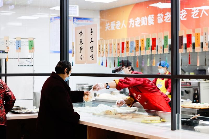 老年人在幸福食堂享用愛心午餐。(3152234)-20221110115050_副本.jpg